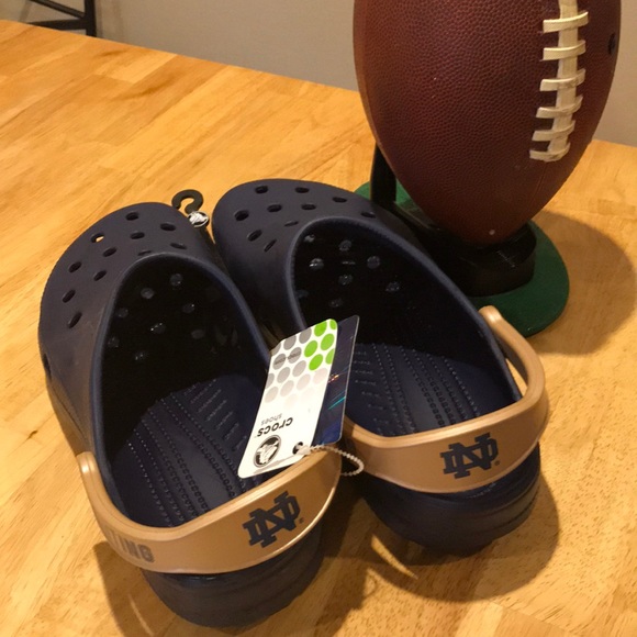notre dame crocs mens